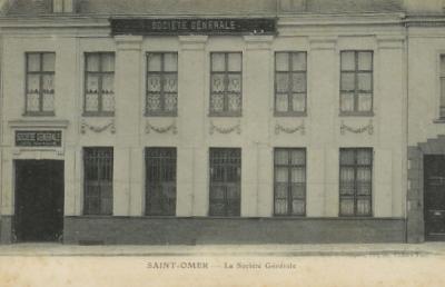 On peut voir ici la façade de la banque,qui se situait sur la droite en venant de la rue Ste Aldegonde,avant qu'elle ne déménage dans les années 1920 sur la grande place dans des locaux plus spacieux. 
